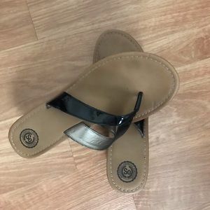 So black flip flop wedges
